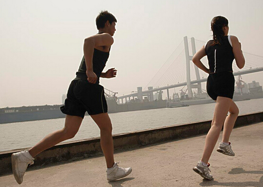 运动减肥谁更好　跳绳跑步不可少